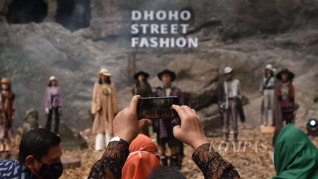 Model membawakan busana tenun rancangan Priyo Oktaviano yang bertema "Awakening of Kilisuci" pada The 6th Dhoho Street Fashion di Goa Selomangleng, Kota Kediri, Jawa Timur, Minggu (22/11/2020). 