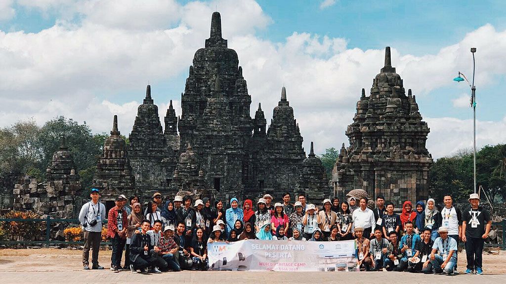 Peserta  World Heritage Camp Indonesia (WHCI) yang berlangsung pada bulan September 2017 berfoto bersama. 