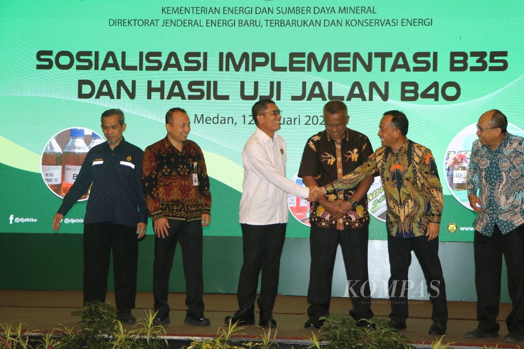 Direktur Jenderal Energi Baru Terbarukan dan Konservasi Energi Kementerian Energi dan Sumber Daya Mineral Dadan Kusdiana (ketiga dari kiri) melakukan sosialisasi implementasi program pencampuran 35 persen biodiesel dalam bahan bakar solar atau B35, di Medan, Sumatera Utara, Kamis (12/1/2023).
