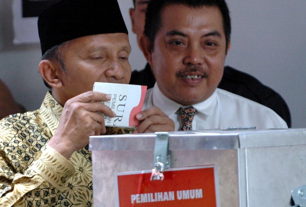 Calon presiden Amien Rais mencium surat suara sesaat sebelum memasukkannya ke kotak suara di TPS 132 Dusun Pandeansari, Kelurahan Condongcatur, Kabupaten Sleman, DI Yogyakarta, Senin (5/7/2004). 