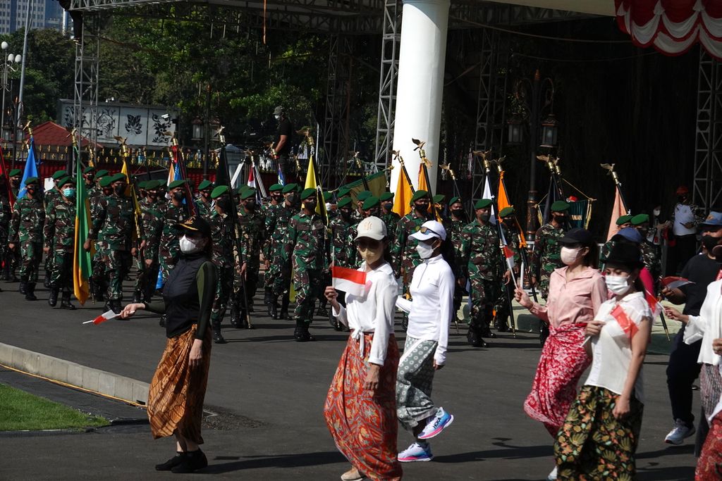 Suasana peserta kirab yang nantinya menggunakan pakaian adat Nusantara pada geladi kotor Upacara Peringatan Detik-detik Proklamasi Kemerdekaan RI, di Istana Merdeka, Minggu (14/8/2022).