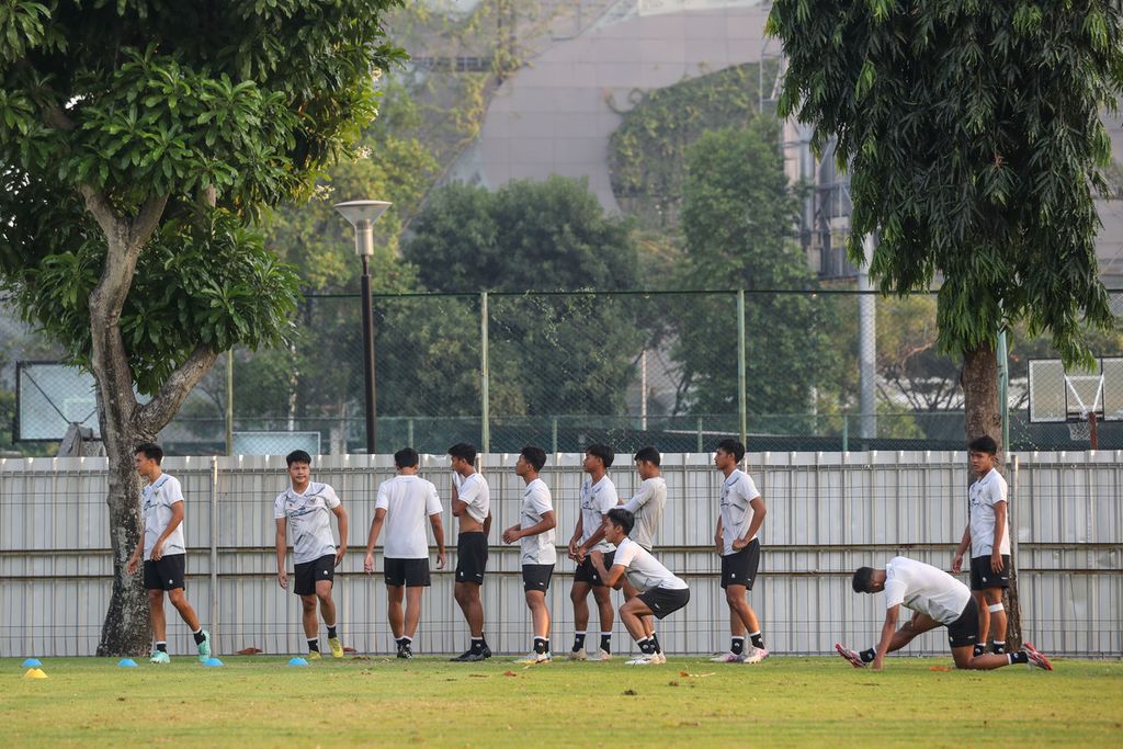 Para pemain tim Indonesia U-17 melakukan pemanasan dalam sesi latihan di Lapangan Sepak Bola A Senayan, kompleks Stadion Gelora Bung Karno, Jakarta, Sabtu (16/9/2023). Tim Indonesia U-17 melakukan latihan menjelang pemusatan pelatihan intensif dan laga uji coba di Jerman pada 18 September hingga 24 Oktober 2023. 