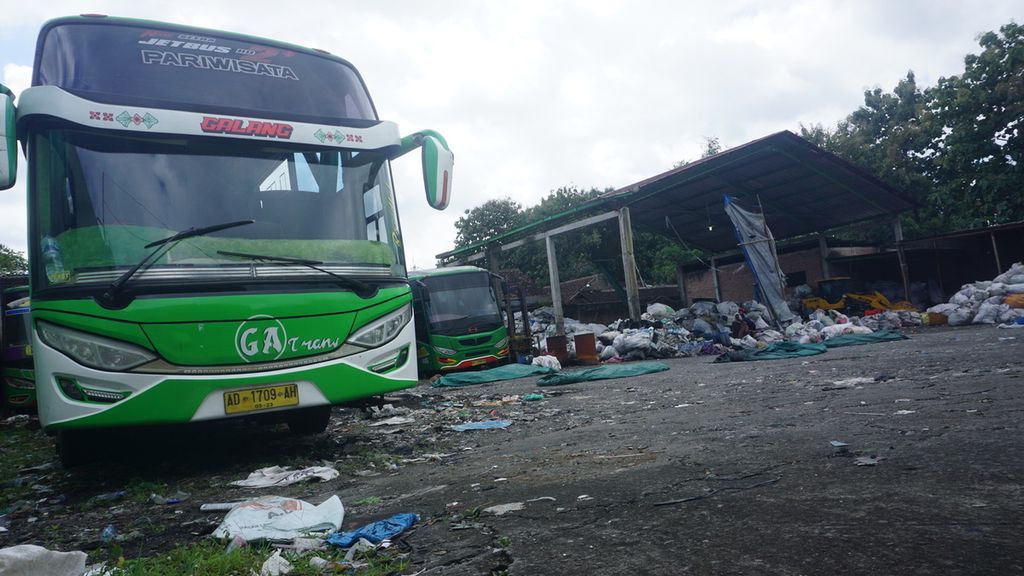 Bus milik PO Gandhos Abadi yang terparkir di garasi pribadi perusahaan tersebut di Kecamatan Nogosari, Kabupaten Boyolali, Jawa Tengah, Selasa (8/2/2022). Salah satu bus milik perusahaan tersebut mengalami kecelakaan di Kabupaten Bantul, DIY, Minggu (6/2/2022) lalu.