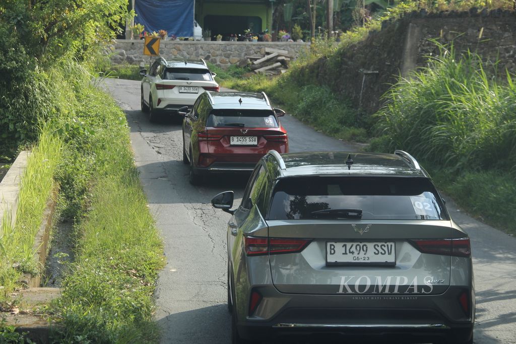 Sejumlah mobil Wuling Alvez melintasi tanjakan di Kabupaten Wonosobo, Jawa Tengah, dalam uji coba kendara bertajuk "All at Once Driving Experience", Jumat (26/5/2023). 