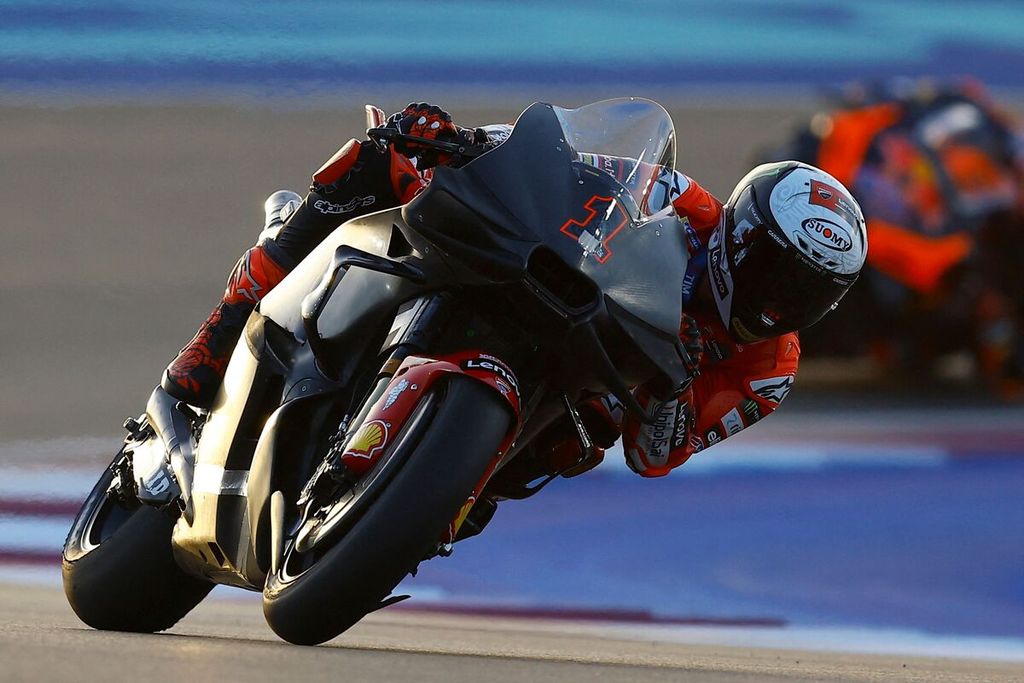 Pebalap tim Ducati, Francesco Bagnaia, memacu motornya dalam tes pramusim MotoGP di Sirkuit Lusail, Doha, Qatar, Selasa (20/2/2024).