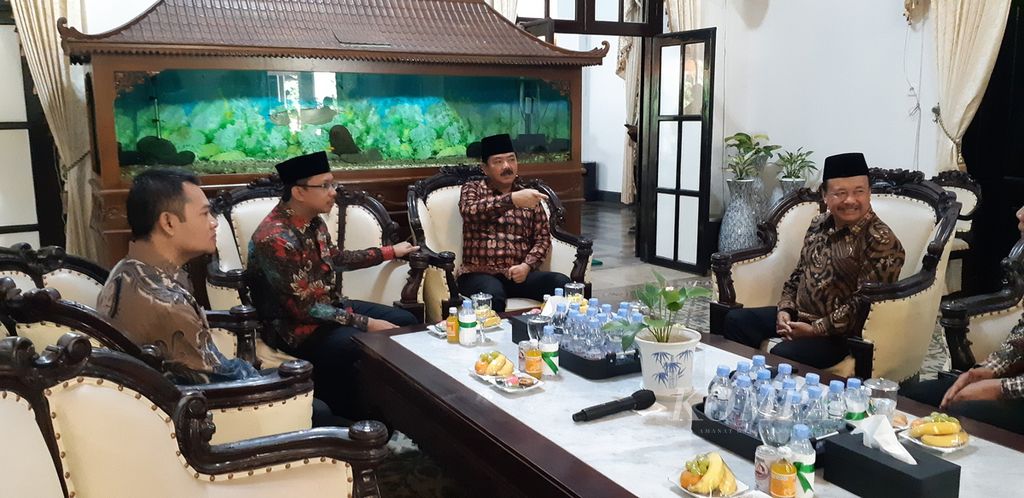 Menteri Agraria Tata Ruang/Kepala BPN Marsekal TNI (Purn) Hadi Tjahjono saat menyerahkan sertifikat tanah di Sidoarjo, Jumat (5/5/2023).