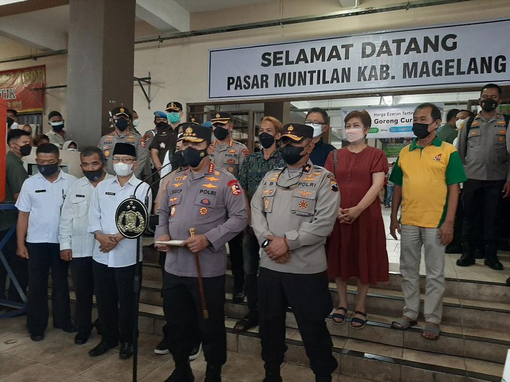 Kapolri Jenderal (Pol) Listyo Sigit Prabowo (depan, kedua dari kanan) memberikan paparan kepada media terkait  pantauannya terhadap ketersediaan minyak goreng curah di Pasar Muntilan, Kabupaten Magelang, Jawa Tengah, Rabu (30/3/2022).