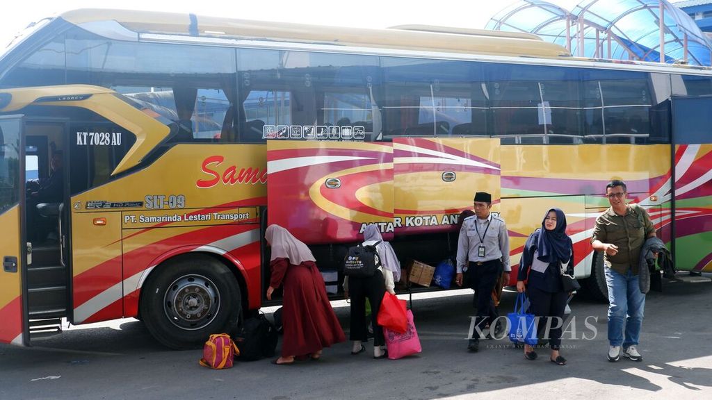 Pemudik turun dari bus antarkota antarprovinsi (AKAP) di Terminal Tipe A Gambut Barakat, Kecamatan Gambut, Kabupaten Banjar, Kalimantan Selatan, Kamis (4/4/2024).