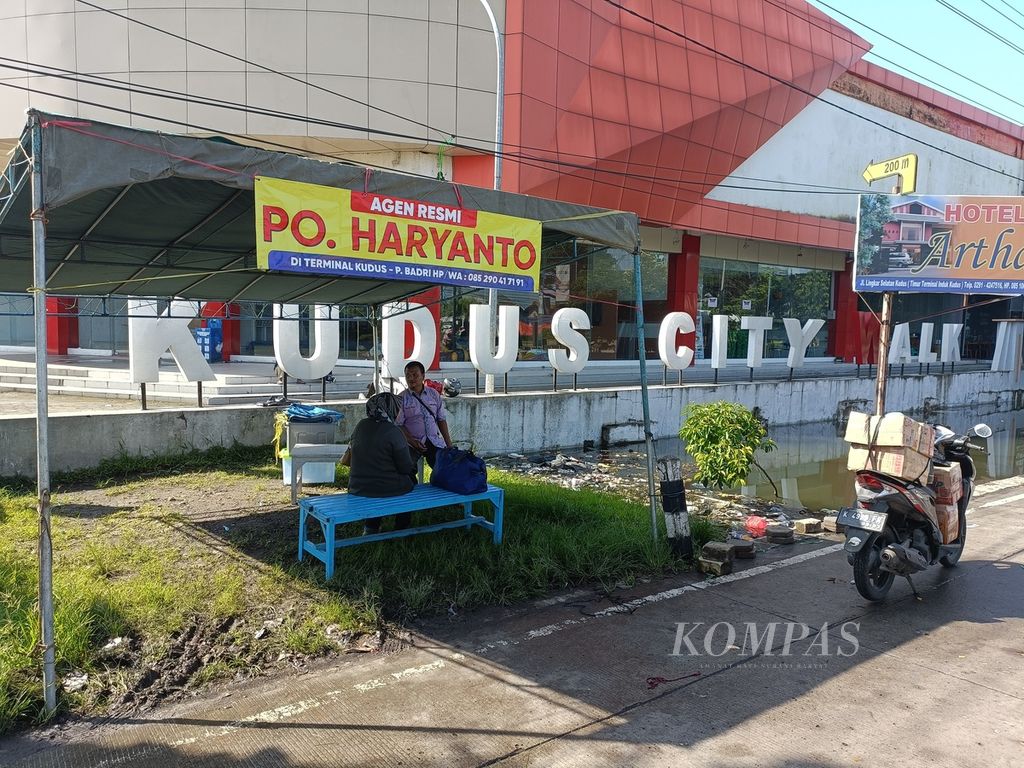 Agen bus PO Haryanto membuat pos darurat di tepi jalan pantai utara Kabupaten Kudus, Jawa Tengah, Jumat (3/3/2023). Pos darurat itu didirikan lantaran Terminal Jati Kudus ditutup akibat tergenang banjir.