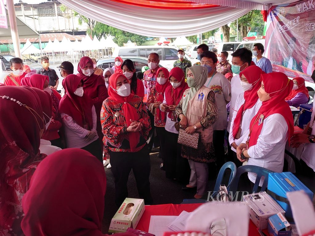Wali Kota Bandar Lampung Eva Dwiana memantau kegiatan vaksinasi massal di Kota Bandar Lampung, Kamis (18/8/2022). 