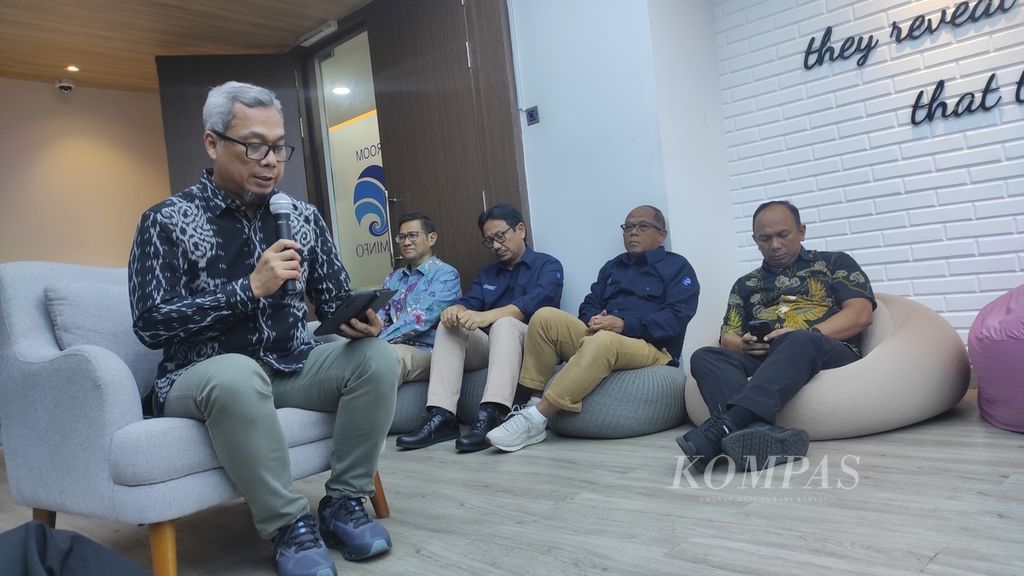 Usman Kansong mengundurkan diri sebagai Direktur Jenderal Informasi Komunikasi Publik Kemenkominfo per 13 Agustus 2024. Pengumumannya dihadiri sejumlah pejabat eselon 1 dan 2.