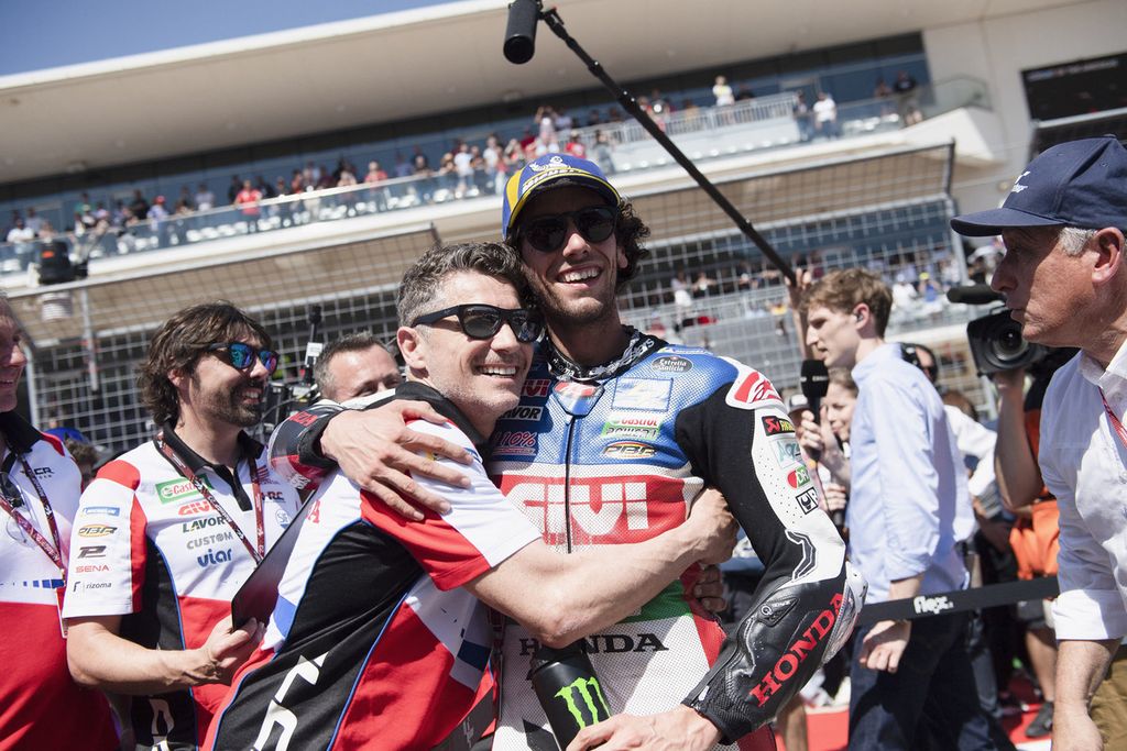Pembalap LCR Honda Castrol, Alex Rins, merayakan kemenangannya dalam MotoGP seri Amerika di Austin, Texas, Senin (17/4/2023) dini hari WIB. 