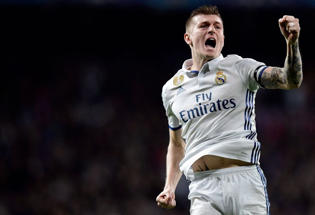 Gelandang Real Madrid, Toni Kroos, merayakan gol ke gawang Napoli pada laga Liga Champions di Santiago Bernabeu, Madrid, 15 Februari 2017. Kroos akan gantung sepatu setelah pergelaran Piala Eropa 2024. 