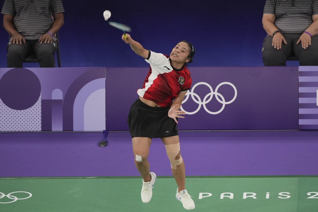 Pebulu tangkis Indonesia, Gregoria Mariska Tunjung, mengembalikan kok ke pemain Korea Selatan, An Se-young, pada semifinal Olimpiade Paris 2024, Minggu (4/8/2024).