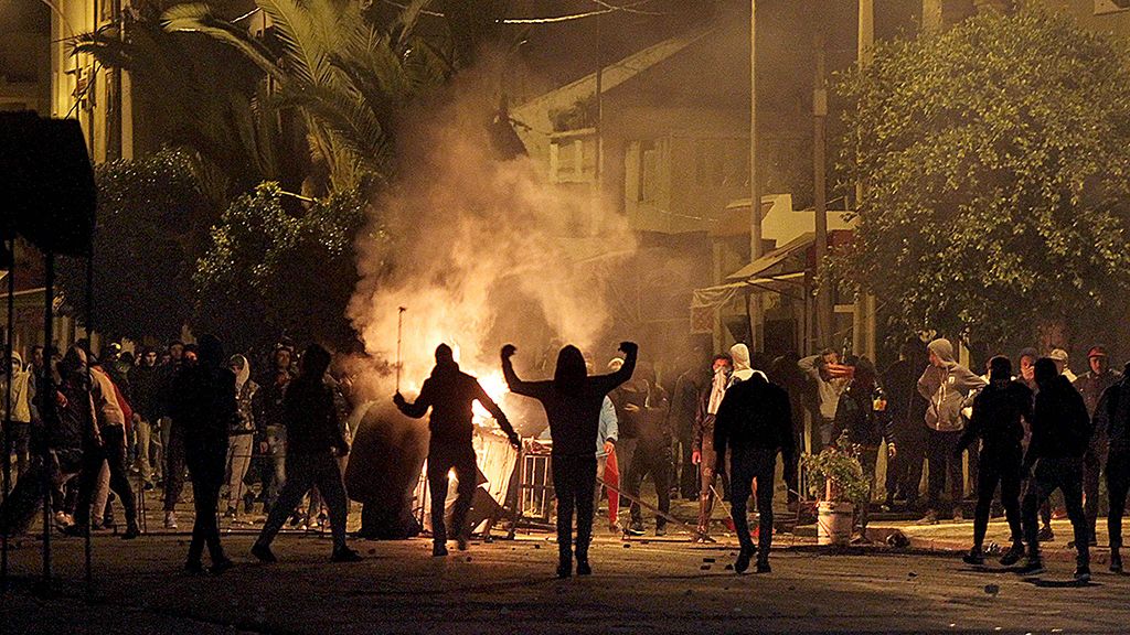 Pengunjuk rasa  turun ke jalan-jalan utama di Siliana, Tunisia, Kamis (11/1),  memprotes langkah-langkah penghematan yang diambil pemerintah. Ratusan orang ditangkap polisi dan puluhan polisi terluka dalam bentrokan yang mengiringi unjuk rasa itu.
