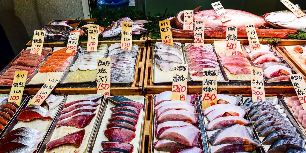 Aneka produk boga bahari Jepang ditampilkan di sebuah toko penjual boga bahari. Sejumlah negara melarang atau membatasi impor produk boga bahari Jepang menyusul pembuangan limbah air radio aktif dari PLTN Fukushima ke Samudera Pasifik.