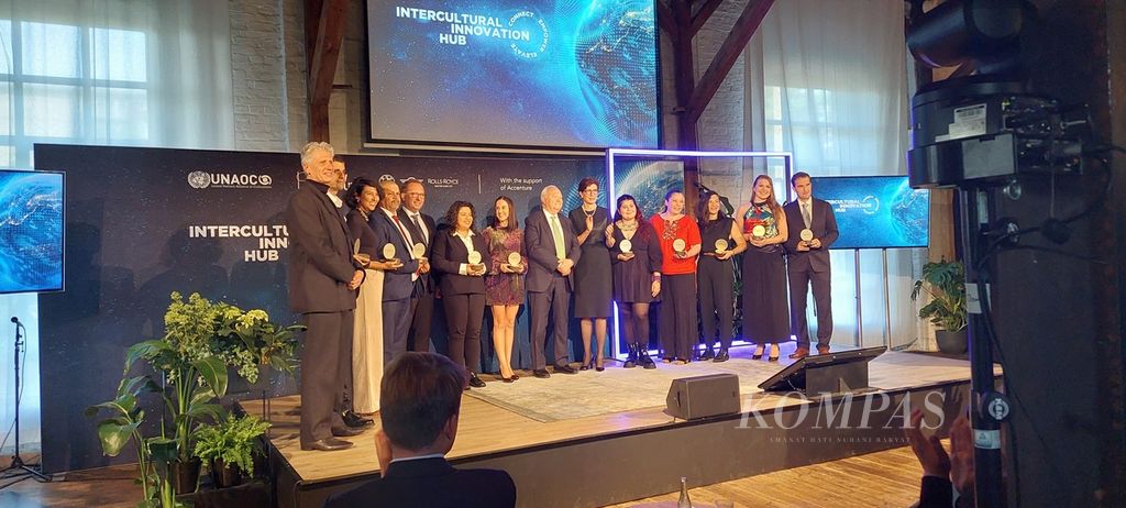 The IIH 2023 award recipients took a photo together with the IIH 2023 Chief Judge and representatives from UNAOC and BMW Group.