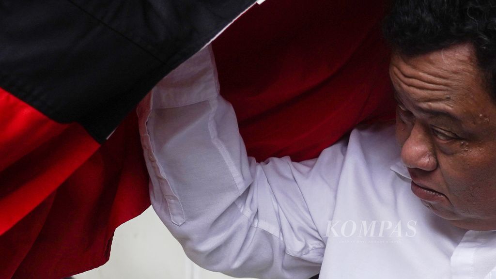 Kuat Ma'ruf, terdakwa atas kasus pembunuhan Brigadir Nofriansyah Yosua Hutabarat, memasuki ruang sidang di Pengadilan Negeri Kelas IA Jakarta Selatan, Jakarta, seusai mengikuti sidang putusan sela, Rabu (26/10/2022). 