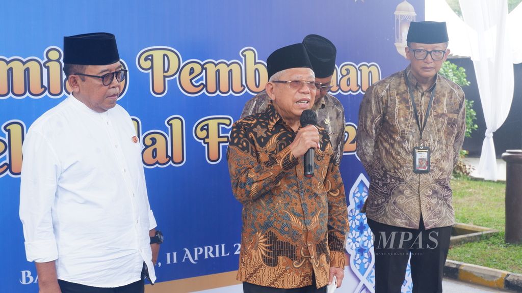 Wakil Presiden Maruf Amin menyampaikan keterangan pers di Banjarmasin, Kalimantan Selatan, Selasa (11/4/2023).