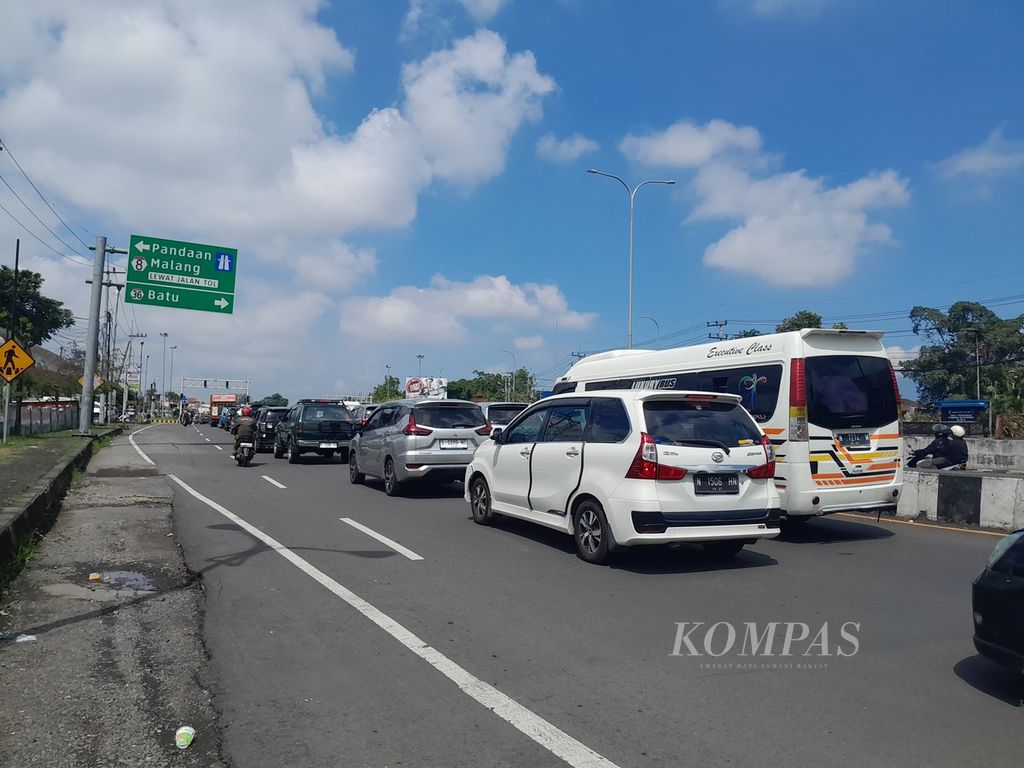 Kendaraan roda empat dari arah Surabaya berhenti menunggu lampu pengatur lalu lintas di Simpang Empat Karanglo, Singosari, Kabupaten Malang, Jawa Timur, pada H+1 Lebaran 1445 H, Jumat (12/4/2024). 