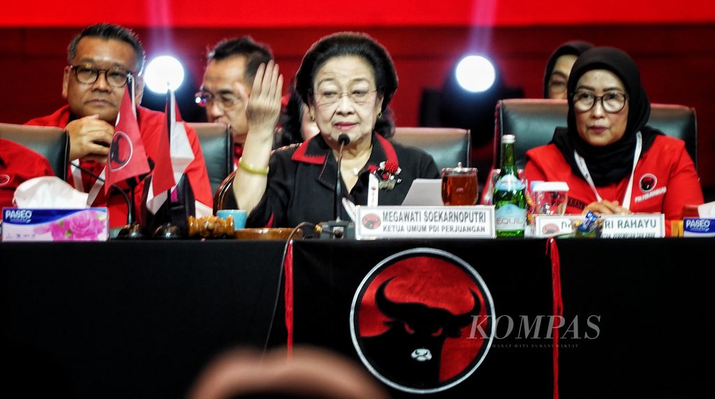 Ketua Umum PDI Perjuangan Megawati Soekarnoputri (tengah) menyampaikan pidato pada acara penutupan Rapat Kerja Nasional (Rakernas) IV PDI-P di Jakarta International Expo, Jakarta, Minggu (1/10/2023).