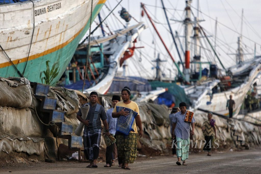 Pelaut yang kapalnya sedang merapat di Pelabuhan Sunda Kelapa, Jakarta Utara, turun dari kapal menuju tempat pelaksanaan shalat Idul Adha 1444 Hijriah, Kamis (29/6/2023). Selain diikuti anak buah kapal. shalat Idul Adha di Pelabuhan Sunda Kelapa itu juga dihadiri warga sekitar. 