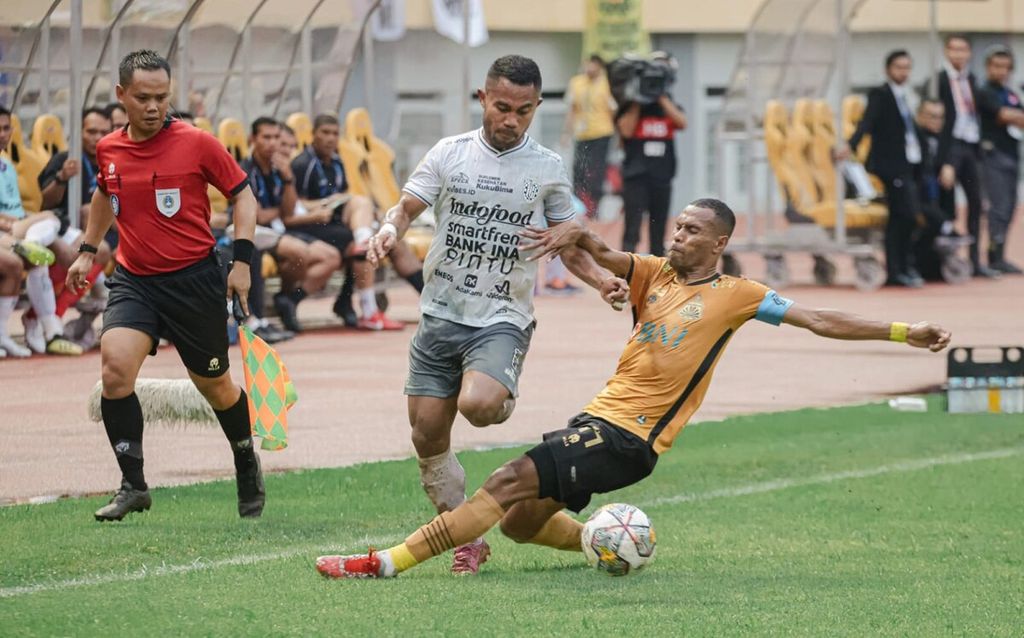 Dokumentasi Bali United menampilkan duel antara pemain Bali United dan Bhayangkara FC dalam laga di Stadion Wibawa Mukti, Cikarang, Kabupaten Bekasi, Jawa Barat, Sabtu (11/3/2023). Bali United ditundukkan Bhayangkara dengan hasil akhir 1-3. 