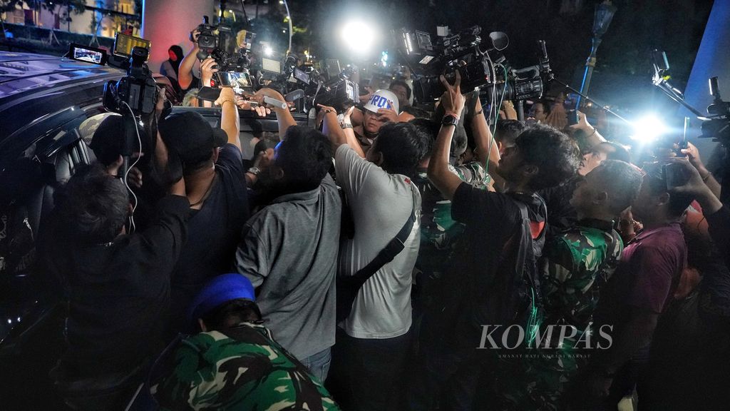 Puluhan wartawan mengambil gambar aktris Sandra Dewi hingga masuk mobil saat meninggalkan Kejaksaan Agung, Jakarta, setelah menjalani pemeriksaan terkait kasus korupsi timah, Rabu (15/5/2024). 