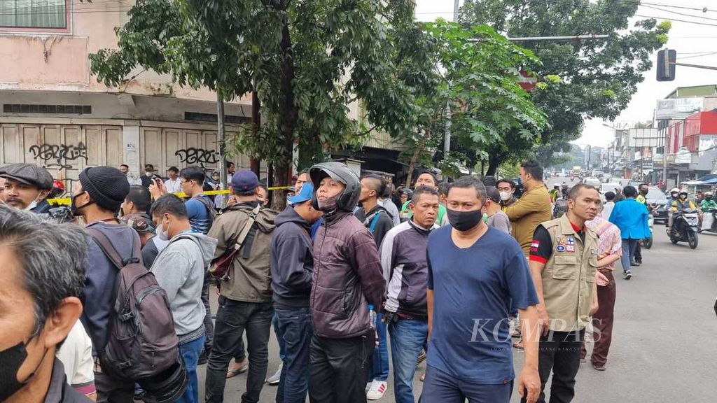 Warga mulai berdatangan ke sekitar lokasi ledakan bom di Polsek Astanaanyar, Kota Bandung, Jawa Barat, Rabu (7/12/2022). Mereka ingin tahu kondisi di sekitar lokasi kejadian.