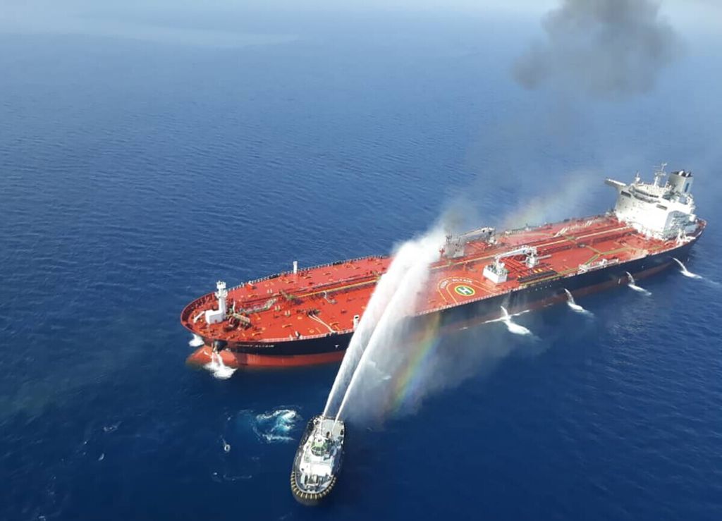 Kapal Angkatan Laut Iran memadamkan api dari kapal tanker Norwegia yang diserang di Teluk Oman, Kamis (13/6/2019)