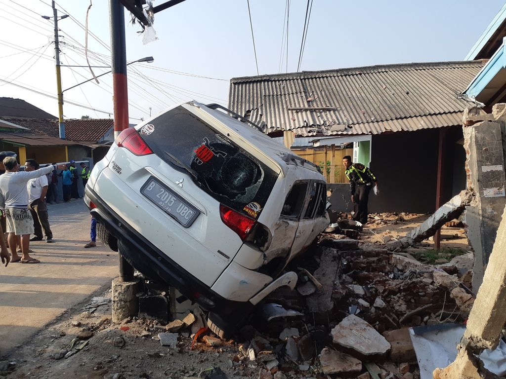 Sebuah mobil menabrak rumah di Jalan Raya Baturraden, Banyumas, Jawa Tengah, Kamis (26/9/2019) pagi.