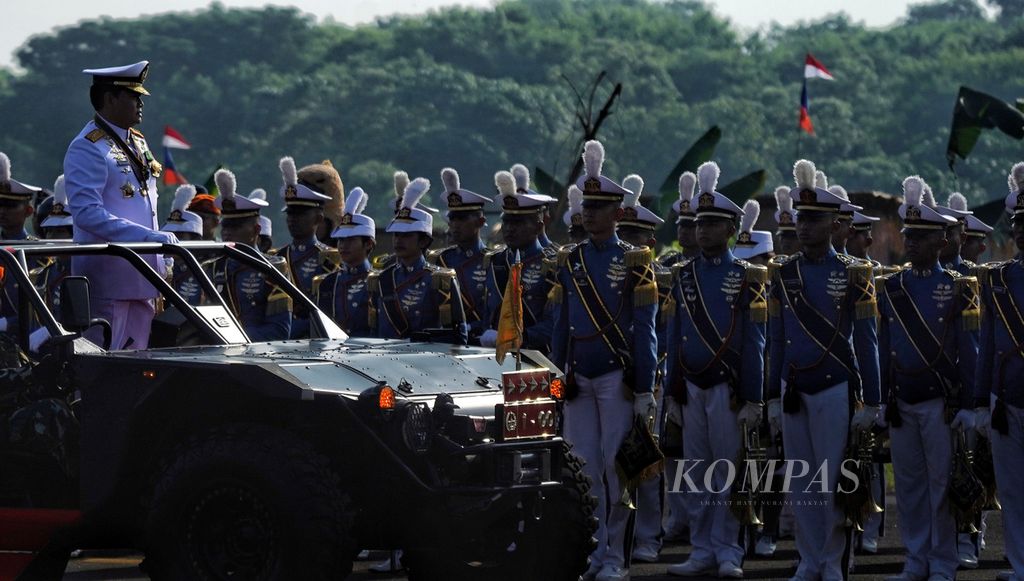 Panglima TNI Laksamana Yudho Margono saat melakukan inspeksi pasukan dalam Upacara Puncak Peringatan HUT Ke-77 TNI Angkatan Udara di Pangkalan Udara Halim Perdanakusuma, Jakarta Timur, Minggu (9/4/2023). 