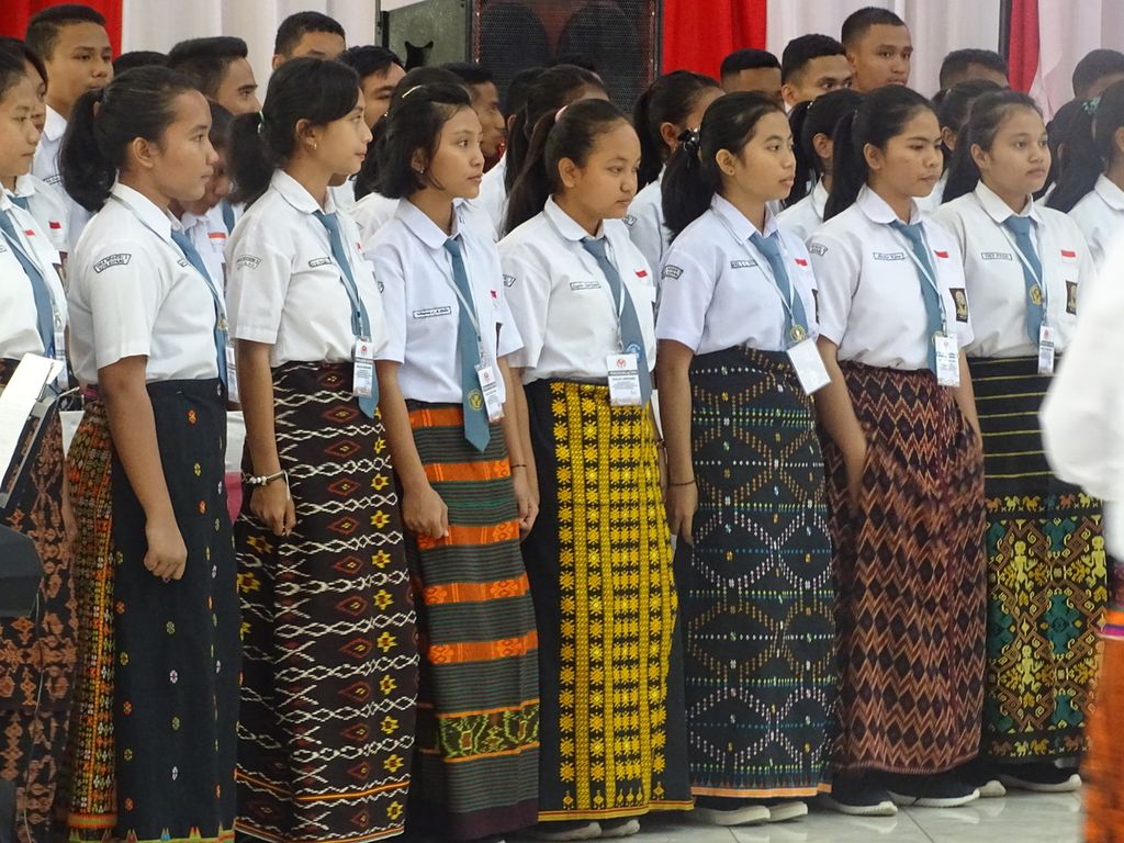 Siswa SMAN 1 Waingapu Sumba Timur berpakaian bawahan bernuansa adat dari tiap-tiap daerah di NTT saat tampil membawakan koor pada sidang sinode Gereja Kristen Masehi Inijili di Timor, Oktober 2018.