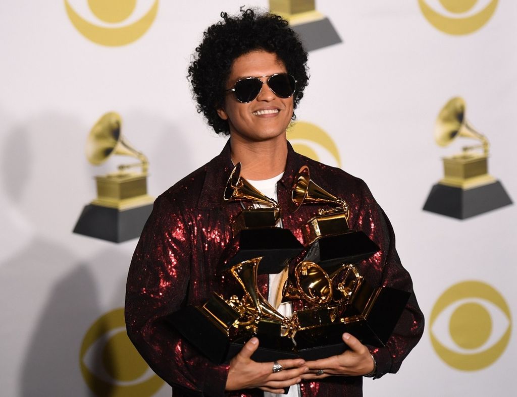 Bruno Mars berfoto di ruang wartawan dengan trofi Grammy dalam acara Grammy Awards Ke-60 di New York, Amerika Serikat, Minggu (28/1/2018) waktu setempat.