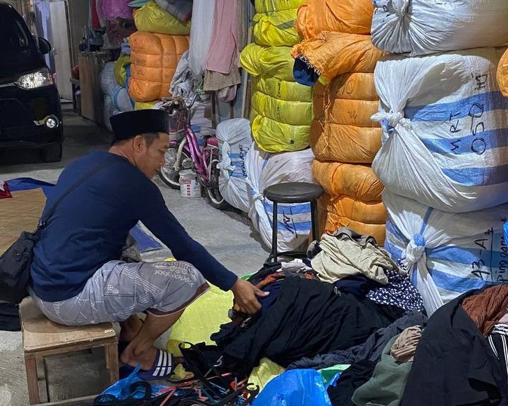 Pakaian bekas berbal-bal yang siap diedarkan di Pasar Kodok, Tabanan, Senin (30/1/2023).