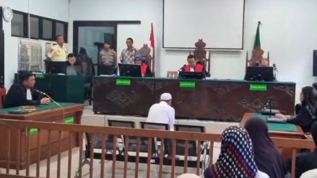 Sidang putusan kasus pembunuhan terhadap Tuti Suhartini dan anaknya, Amalia Mustika Ratu, selama 20 tahun penjara di Pengadilan Negeri Subang, Jawa Barat, Kamis (25/7/2024). Yosep Hidayah selaku terdakwa kasus ini divonis pidana penjara selama 20 tahun.