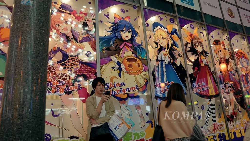 Ilustrasi : Anime menghiasi sudut malam kawasan perbelanjaan elektronik di Yodabashi Akihabara, Tokyo, Jepang, Sabtu (26/10/2019). 