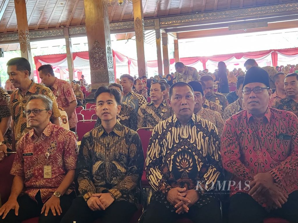 Wali Kota Surakarta Gibran Rakabuming Raka (kedua dari kiri) bersama Wakil Wali Kota Surakarta Teguh Prakosa (kedua dari kanan) saat menghadiri halalbihalal jajaran pegawai dari Pemerintah Kota Surakarta di Balai Kota Surakarta, Jawa Tengah, Selasa (16/4/2024). 