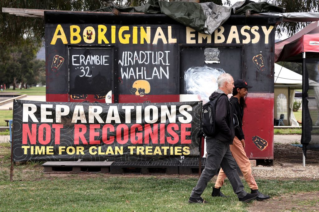 Pusat protes warga pribumi di depan kantor Parlemen Australia, Minggu (15/10/2023), di Canberra.