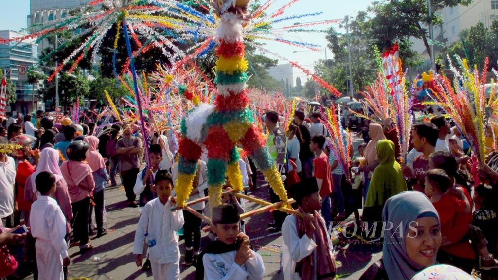 Pawai Sambut Ramadhan - Siswa dari berbagai sekolah mengikuti pawai dengan menampilkan berbagai atraksi di Jalan Pahlawan, Kota Semarang, Jawa Tengah, Rabu (24/5/2017). Pawai tersebut merupakan bagian dari tradisi Dugderan yang biasa diselenggarakan menjelang Ramadhan. 