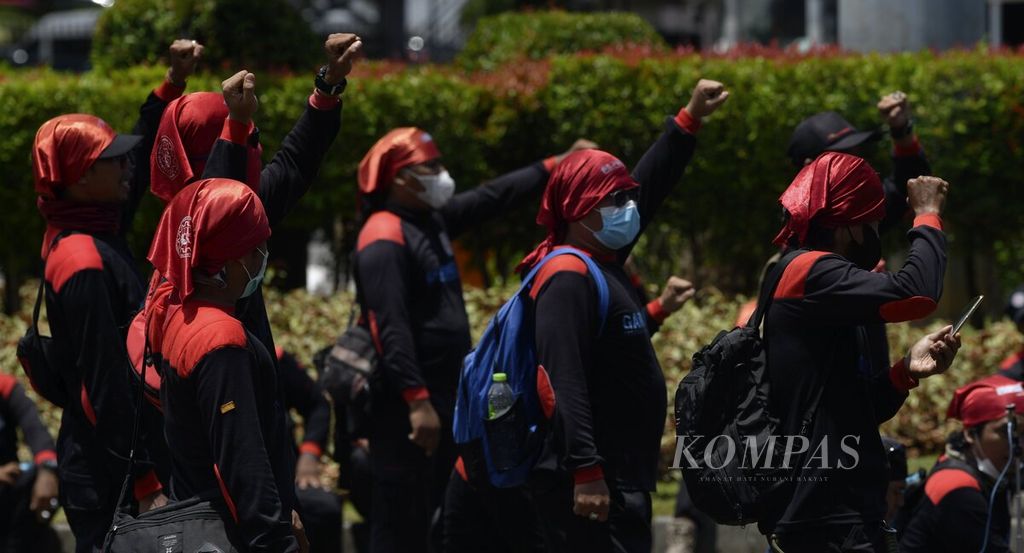 Para buruh yang tergabung dalam Federasi Serikat Pekerja Metal Indonesia (FSPMI) menggelar aksi menyuarakan penetapan upah minimum tahun 2022 di kawasan Silang Monas, Jakarta, Selasa (9/11/2021). Dewan Pengupahan Nasional memperkirakan kenaikan upah minimum akan berada di kisaran 2-3 persen atau lebih rendah daripada tahun-tahun sebelumnya. Setelah disahkannya Undang-Undang Cipta Kerja, rumusan baru untuk pertama kalinya akan dipakai pada penetapan upah minimum 2022. Hal itu menimbulkan kekhawatiran buruh akan penetapan upah yang murah.