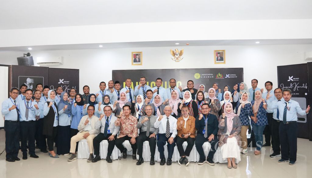 Para guru berfoto bersama dengan pengelola dan penasihat Labshool saat peluncuran jurnal <i>Konatif </i>di Labschool Cibubur, Bekasi, Jawa Barat, Selasa (30/1/2024). 