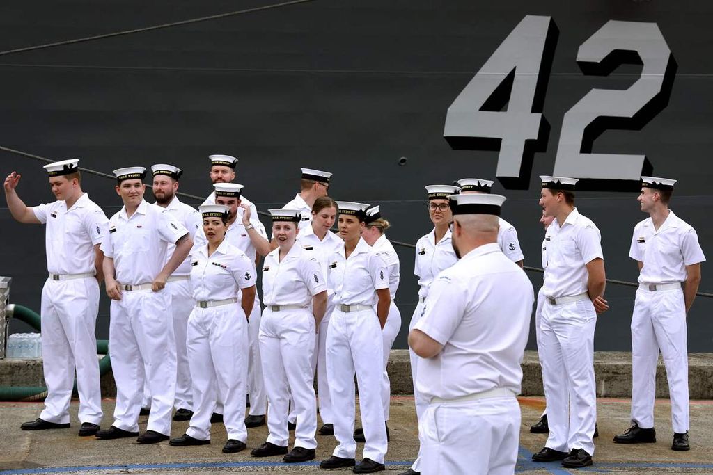 Personel Angkatan Laut Australia berdiri di dekat kapal perusak HMAS Sydney di Sydney, Australia, Selasa (20/2/2024). 