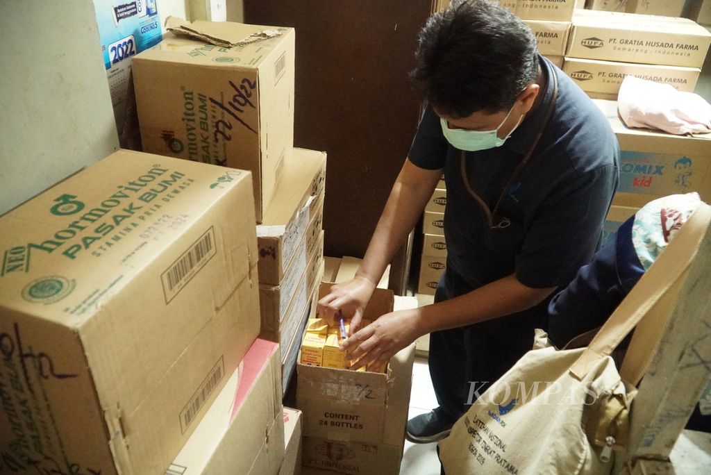 Petugas Balai Besar POM Padang memeriksa dan mencatat obat sirop Unibebi Cough Syrup (masuk daftar penarikan BPOM) yang sudah disisihkan oleh Apotek Musi di gudang kawasan Pasar Raya Padang, Sumatera Barat, Senin (24/10/2022).