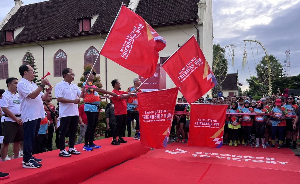 Gubernur Jawa Tengah Ganjar Pranowo, Gubernur Sulawesi Selatan A Sudirman Sulaiman, dan Wali Kota Makassar M Ramdhan Pomanto mengangkat bendera start dalam ajang Bank Jateng Friendship Run Borobudur Marathon di Makassar, Minggu (9/10/2022).