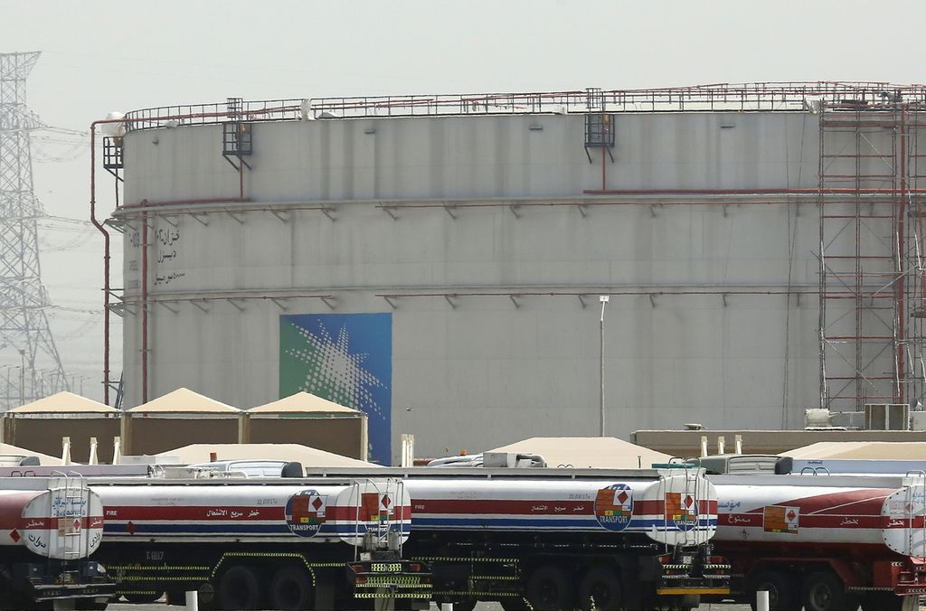 Depo minyak milik Aramco di Jeddah, Arab Saudi pada Maret 2022. Pada 5 Oktober 2022, Arab Saudi dan mitranya di OPEC+ memutuskan pemangkasan produksi minyak 2 juta barel per hari. Amerika Serikat menganggap keputusan itu bukti Arab Saudi berpihak ke Rusia.