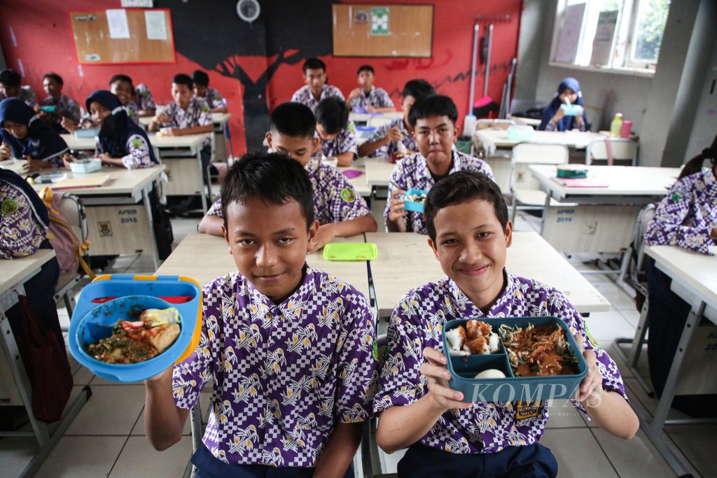 Siswa memperlihatkan menu makan siangnya pada kegiatan simulasi program makan siang gratis untuk siswa di SMP Negeri 2 Curug, Tangerang, Banten (29/2/2024). Program makan siang gratis dibahas dalam RAPBN 2025.