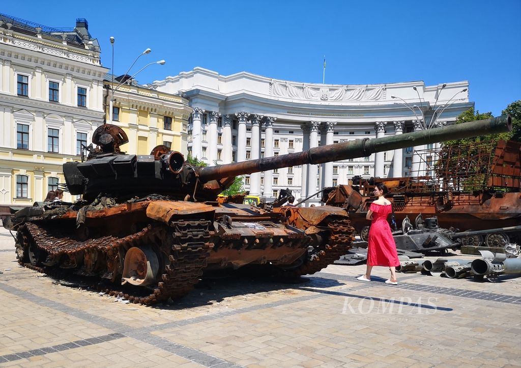Kendaraan perang dan tank Rusia yang dihancurkan tentara Ukraina dipajang di lapangan Gereja St Michael, Kyiv, Ukraina, Sabtu (11/6/2022). Bangkai kendaraan dan tank Rusia ini dijadikan obyek wisata untuk tempat berfoto bagi warga Ukraina.