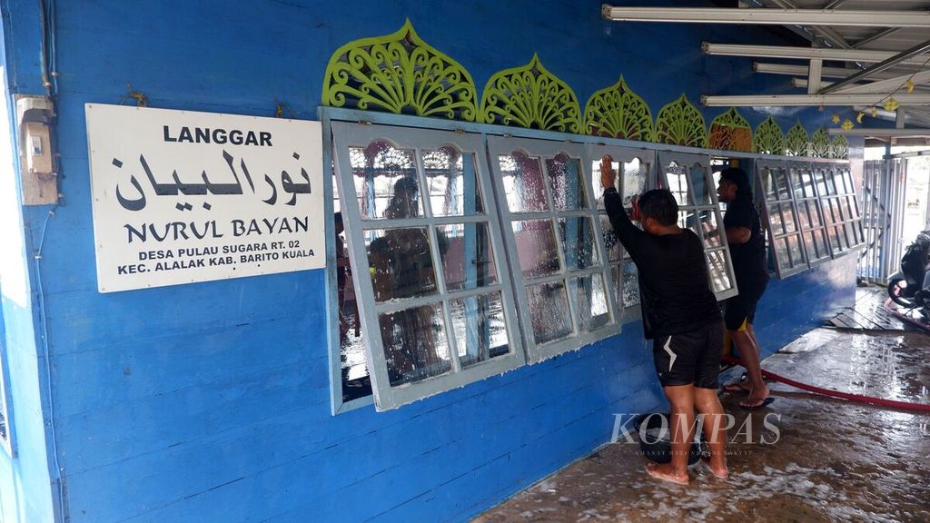 Sejumlah pemuda bergotong royong membersihkan Langgar Nurul Bayan di Desa Pulau Sugara, Kecamatan Alalak, Kabupaten Barito Kuala, Kalimantan Selatan, Sabtu (9/3/2024). Tradisi bersih-bersih tempat ibadah masih dilakukan warga setempat setiap kali menyambut bulan suci Ramadhan.