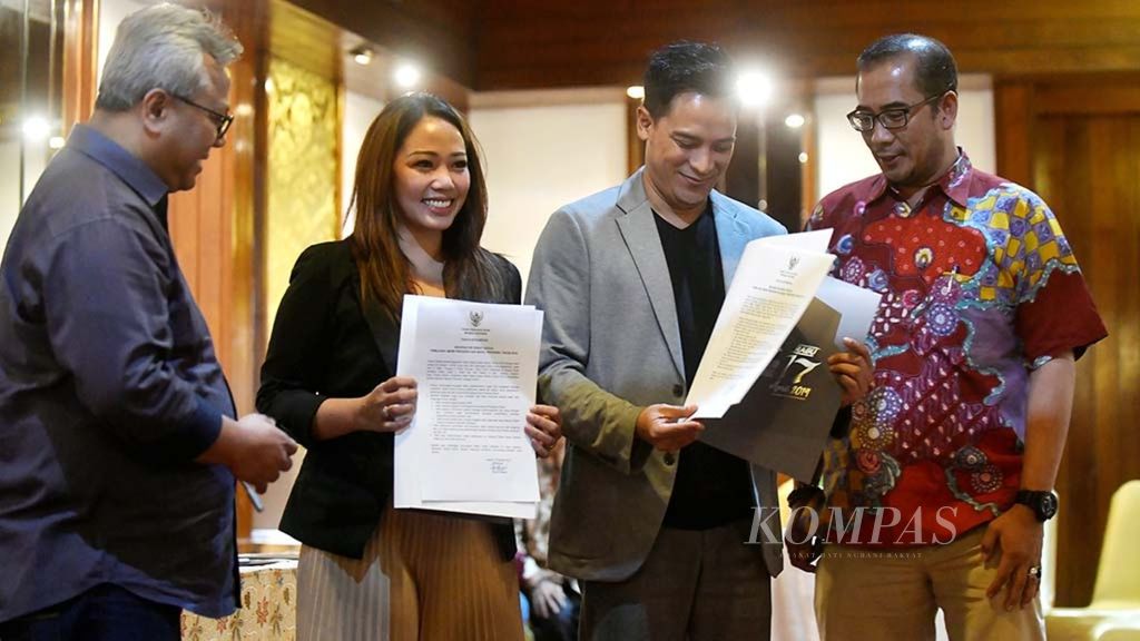 Moderator debat capres kedua, Anisha Dasuki (kedua dari kiri) dan Tommy Tjokro, didampingi Ketua KPU Arief Budiman (kiri) dan komisioner KPU Hasyim Asy’ari menunjukkan pakta integritas debat capres kedua Pemilu 2019 yang telah ditandatangani di Jakarta, Sabtu (9/2/2019).